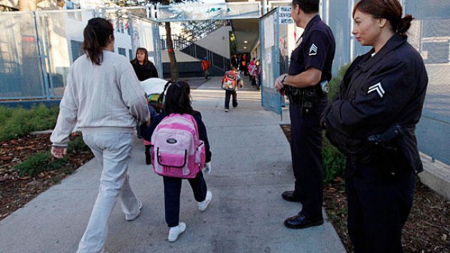 Madre contrató agente para vigilar escuela de su hija en EE.UU. por miedo a tiroteos