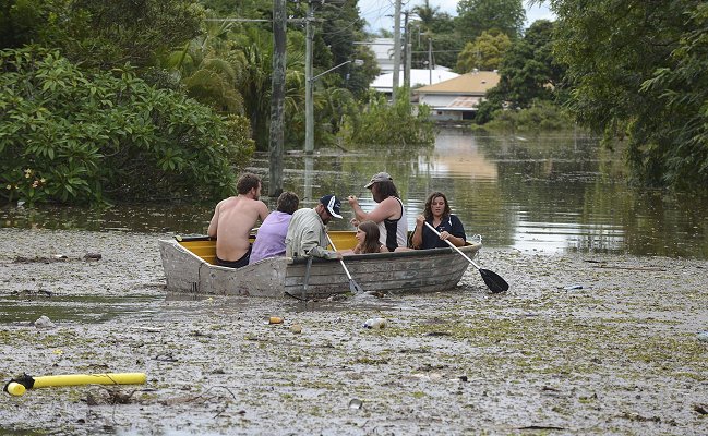 Policía australiana recomendó a familias subir a los techos ante fuertes inundaciones