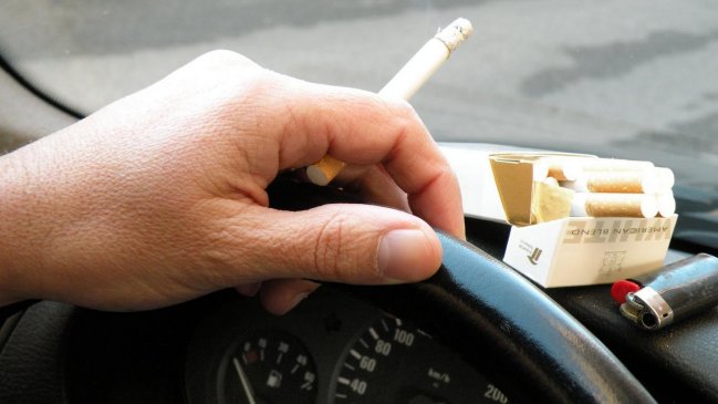 Córdoba empieza a multar a conductores que fumen mientras manejen
