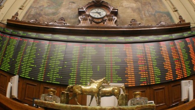 La bolsa de Santiago presentó una leve baja en sus principales índices