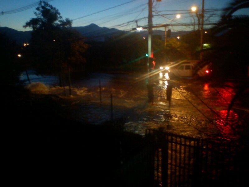 Rotura de matriz provocó inundación en población La Platina de Puente Alto
