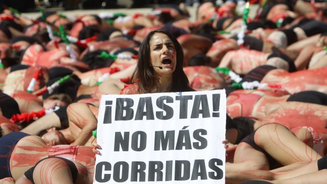 Cientos de activistas protestaron en México contra las corridas de toros