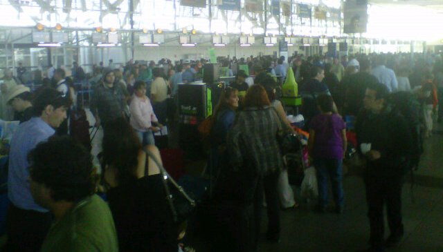 Indignación entre pasajeros por gran aglomeración en Aeropuerto de Santiago