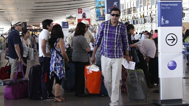 Colapso en aeropuerto: Sernac advirtió a las aerolíneas que tienen que compensar a los pasajeros