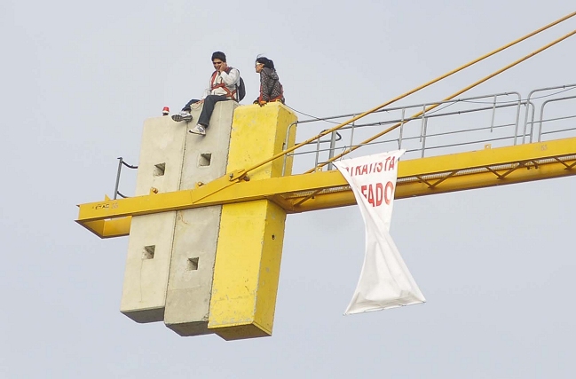 Contratistas que protestan sobre grúa presentan buen estado de salud