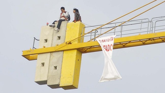 Contratistas que protestan sobre grúa presentan buen estado de salud