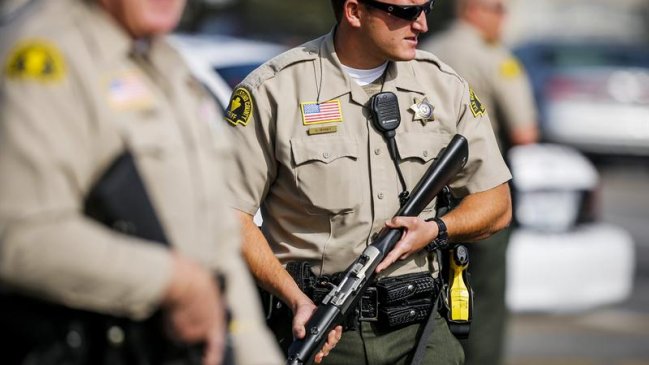 Autoridades buscan a ex policía 