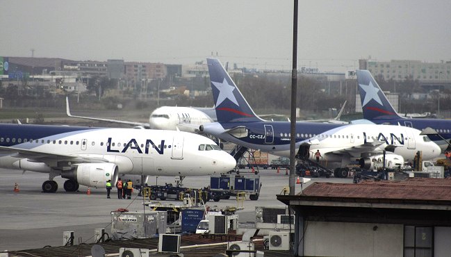 LAN negó que sobreventa de pasajes haya provocado colapso en el aeropuerto