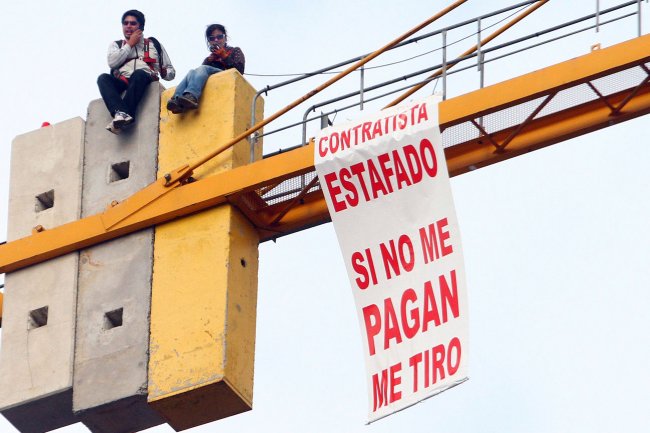 Uno de los trabajadores que protestan en Concepción debió bajar de la grúa