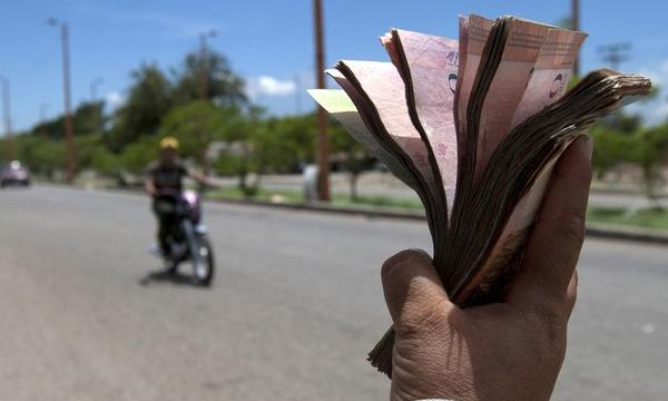 Venezuela anunció fuerte devaluación de su moneda frente al dólar