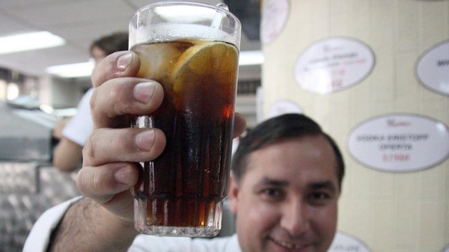Expertos y el Día de la Piscola: Es parte de la idiosincrasia chilena tomarla
