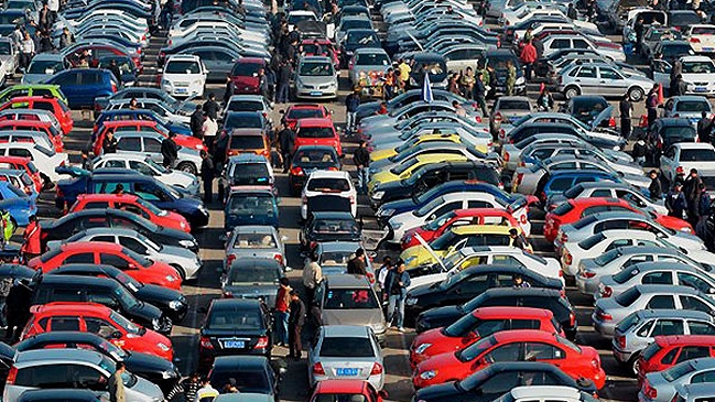 Policía boliviana traslada a la frontera autos robados en Chile para devolverlos