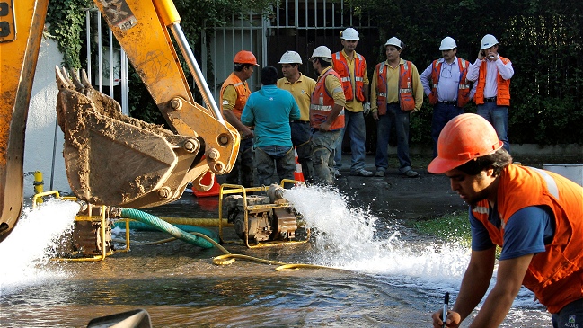 Macul buscará en tribunales reembolso de gastos por cortes de agua
