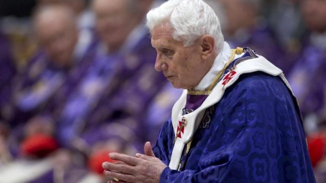 Revista aseguró que Benedicto XVI decidió renunciar por informe 