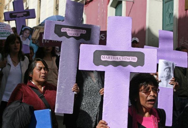 Bolivia aumentará penas por femicidio y debatirá castración a violadores