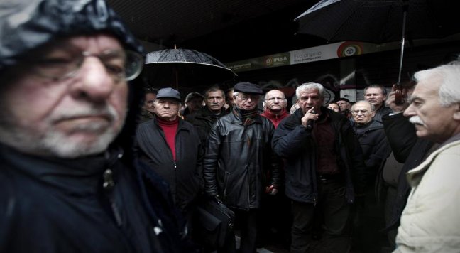 Desempleo en Grecia alcanzó récord de 27 por ciento