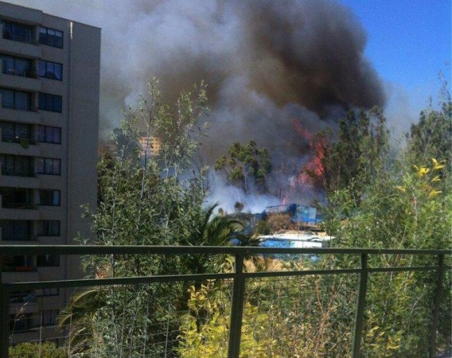 Incendio en cerro San Roque de Valparaíso moviliza a Bomberos