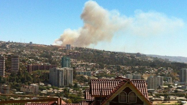 Incendio afecta a un colegio en pleno centro de Viña del Mar