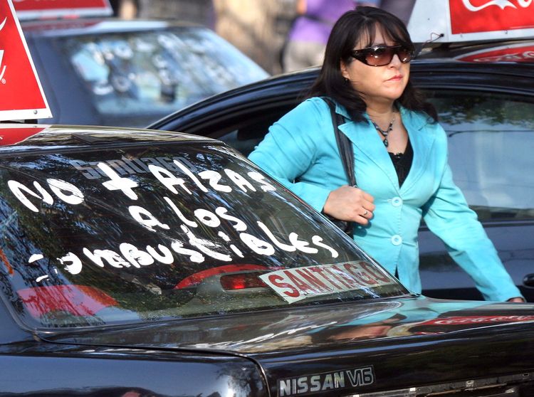 Taxistas: Alzas de bencinas provocarán aumento de tarifas