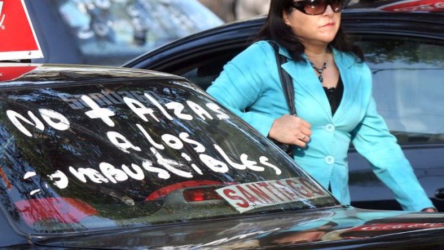 Taxistas: Alzas de bencinas provocarán aumento de tarifas