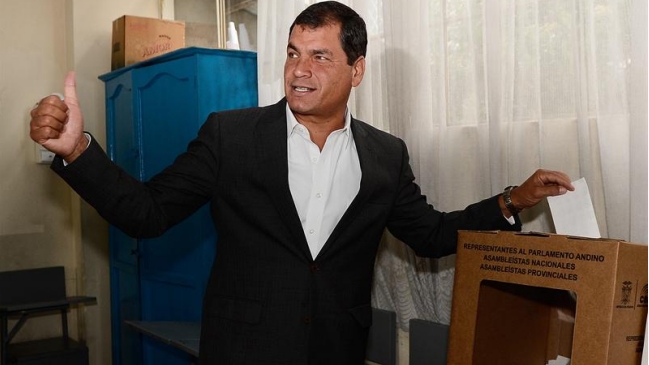 Primeras encuestas a boca de urna dan victoria a Rafael Correa