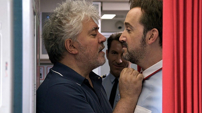 Almodóvar: Lo mejor que puedo hacer ahora por el pueblo español es divertirlo