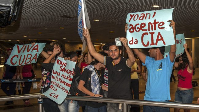 Yoani Sánchez fue recibida con protestas en Brasil
