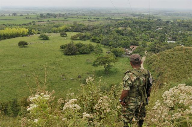 Santos entregará a campesinos tierras usurpadas por las FARC