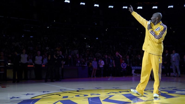 Los Lakers dedicaron la victoria sobre Boston a su fallecido dueño