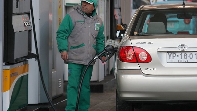Econsult: Bencinas aun no llegan a niveles de abril y octubre del año pasado