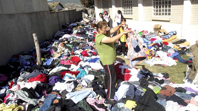 Autoridad retiró ropa en mal estado enviada a damnificados de Valparaíso -  