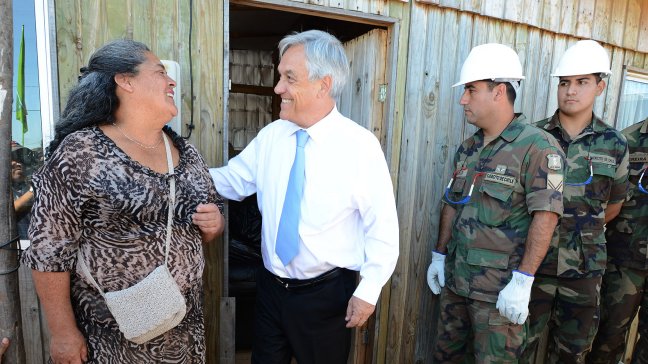 Piñera llamó a la unidad en entrega de casas a damnificados de Dichato