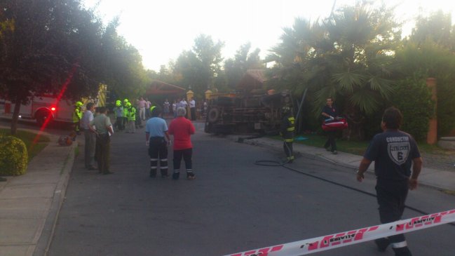 Conductor de camión murió tras chocar con palmera en Peñalolén