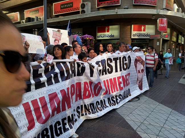 Manifestantes marchan en Santiago pidiendo aclarar muerte de dirigente sindical