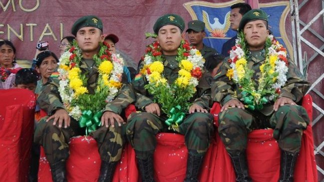 Soldados fueron tratados como héroes en su regreso a Bolivia