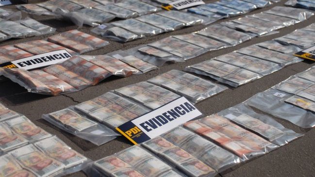 Peruano fue detenido por ingresar a Chile con más de 200 mil dólares falsos