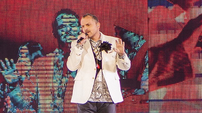 Miguel Bosé sigue cosechando éxitos en su paso por Chile