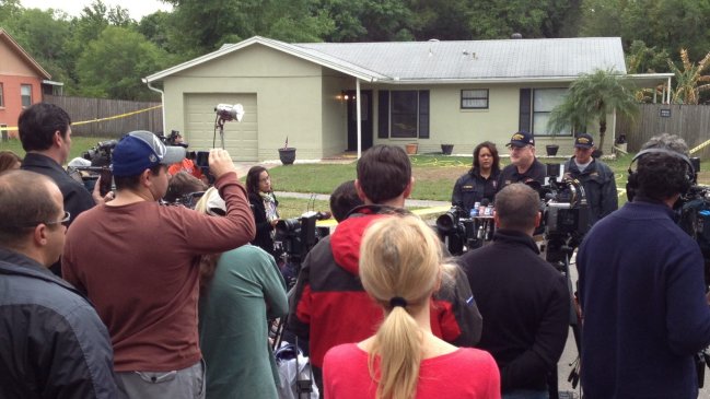 Demuelen casa de hombre que murió atrapado en socavón en EE.UU