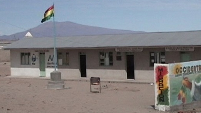 Ejército boliviano custodia un puesto aduanero en la frontera con Chile