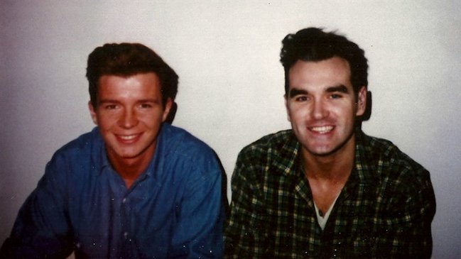 Morrissey reemplaza a David Bowie por Rick Astley en su single
