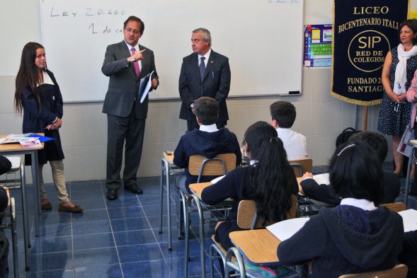 Ministros de Salud y Educación dieron clases sobre efectos de tabaquismo