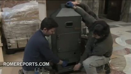   Comienzan a preparar la Capilla Sixtina y la chimenea para el cónclave 