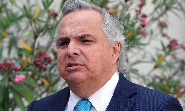 Chadwick: No estamos preocupados de si la señora Bachelet es candidata