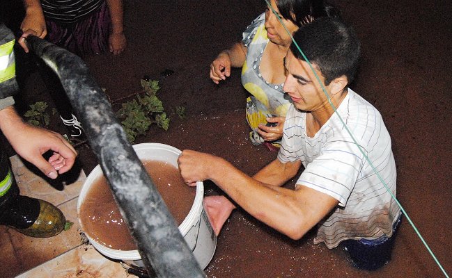 Rotura de matriz inundó casas y congestionó el tránsito en Antofagasta