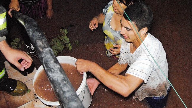 Rotura de matriz inundó casas y congestionó el tránsito en Antofagasta