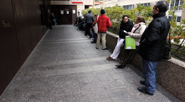 Desempleo en EE.UU. cayó al 7,7 por ciento