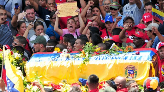 Diario ABC: Ataúd paseado en Caracas no tenía los restos de Chávez
