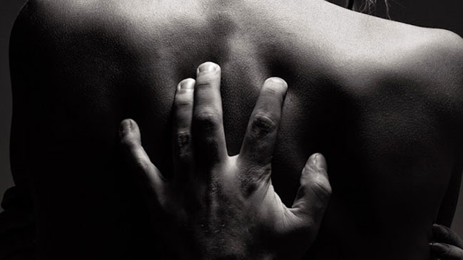 Expertos analizan el fenómeno de la literatura erótica entre las chilenas