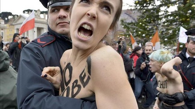 Una activista se desnudó en El Vaticano tras el inicio del cónclave