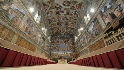   El interior de la Capilla Sixtina donde se realizará el cónclave 